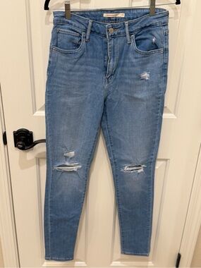 Classic Levi’s Distressed Skinny Jeans - Light Blue